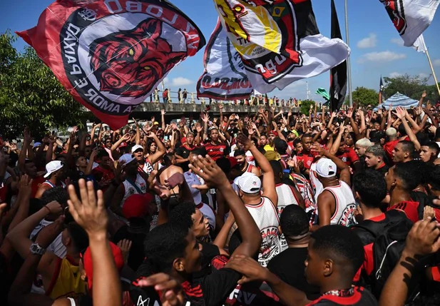 Torcedores do Flamengo fazem festa no Galeão enquanto aguardam chegada de ônibus do Flamengo