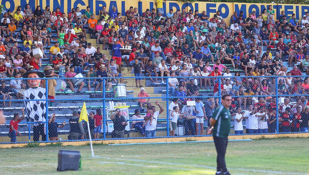 Torcida no Lindolfo Monteiro