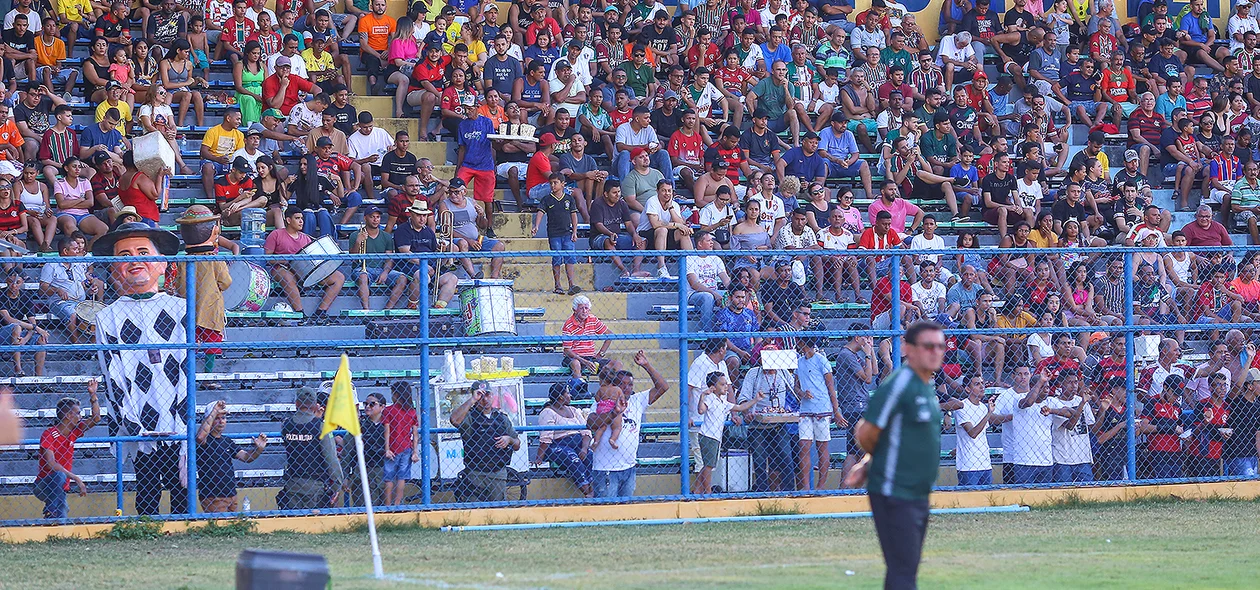 Torcida no Lindolfo Monteiro
