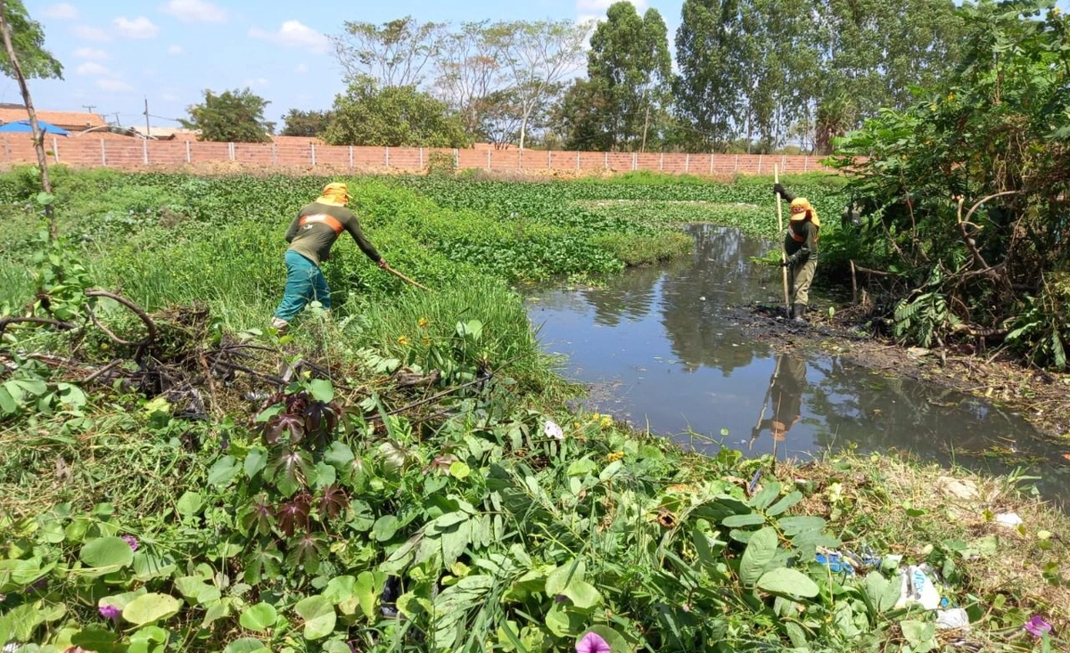 Trabalhadores realizando limpezas de áreas na zona norte de Teresina