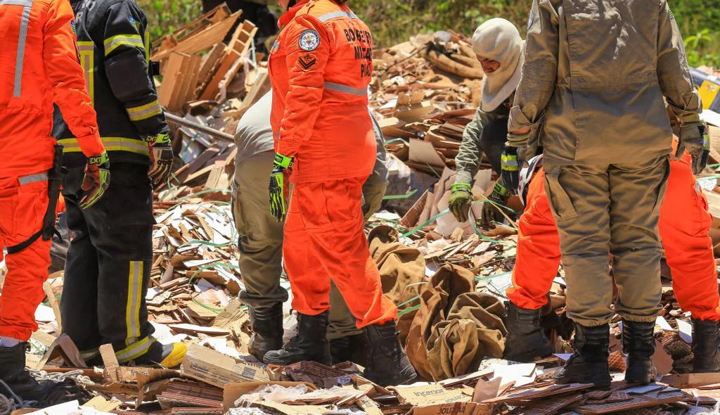 Trabalho dos bombeiros no local do acidente