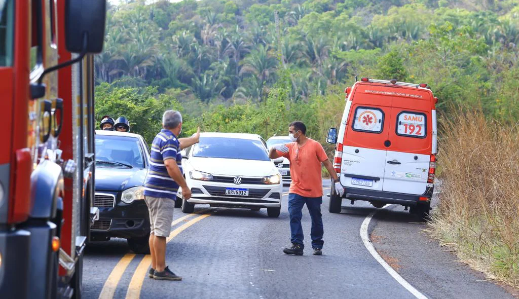 Trânsito ficou congestionado no local do acidente na PI 112