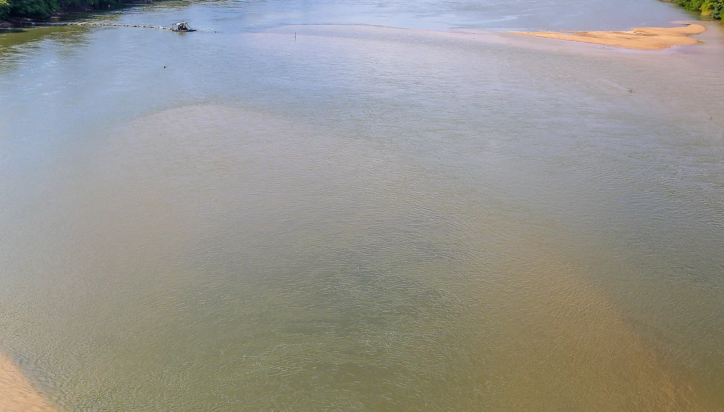 Trecho do rio estão tomados por bancos de areia