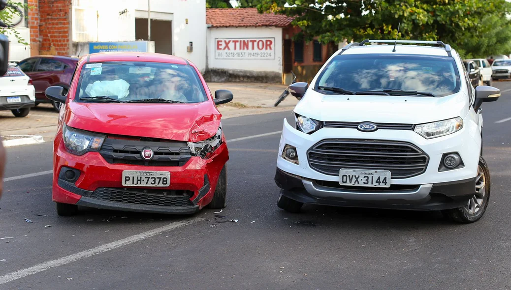Um dos carros avançou para a contramão