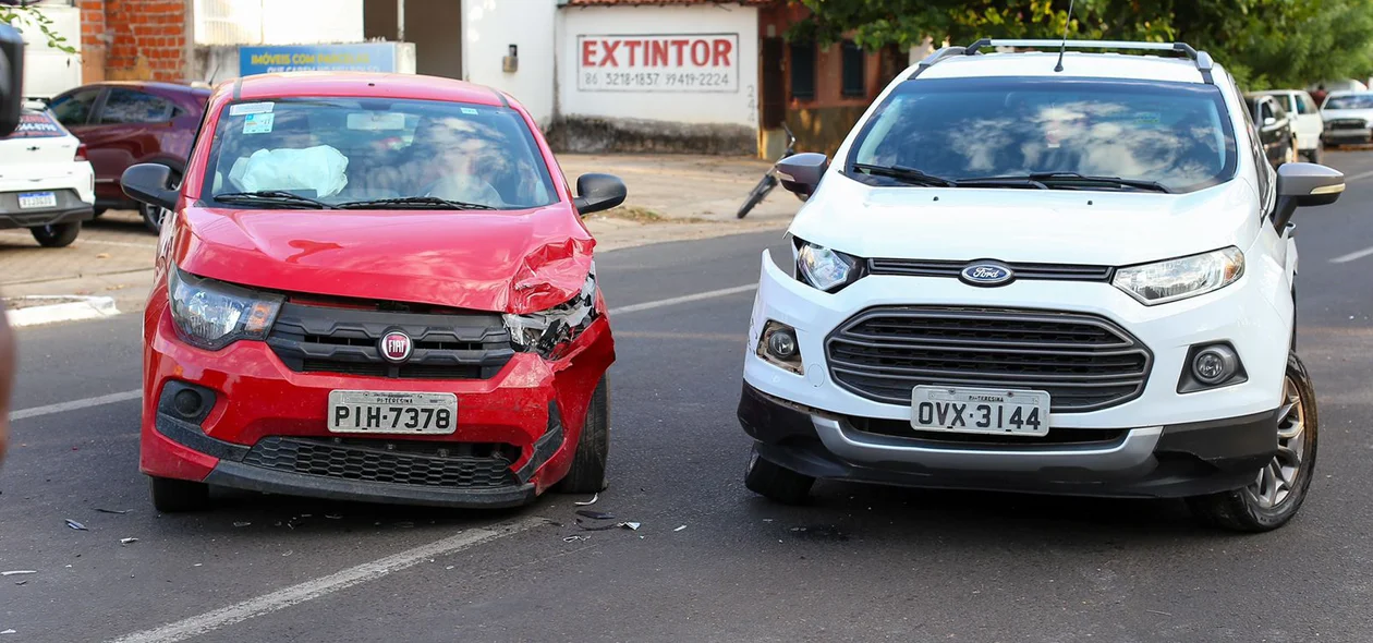 Um dos carros avançou para a contramão