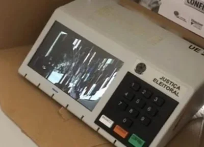 Urna eletrônica quebrada em Cajazeiras, Paraíba