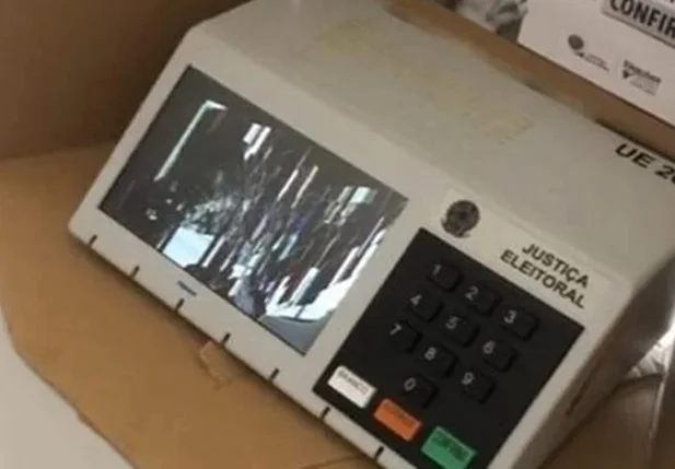 Urna eletrônica quebrada em Cajazeiras, Paraíba