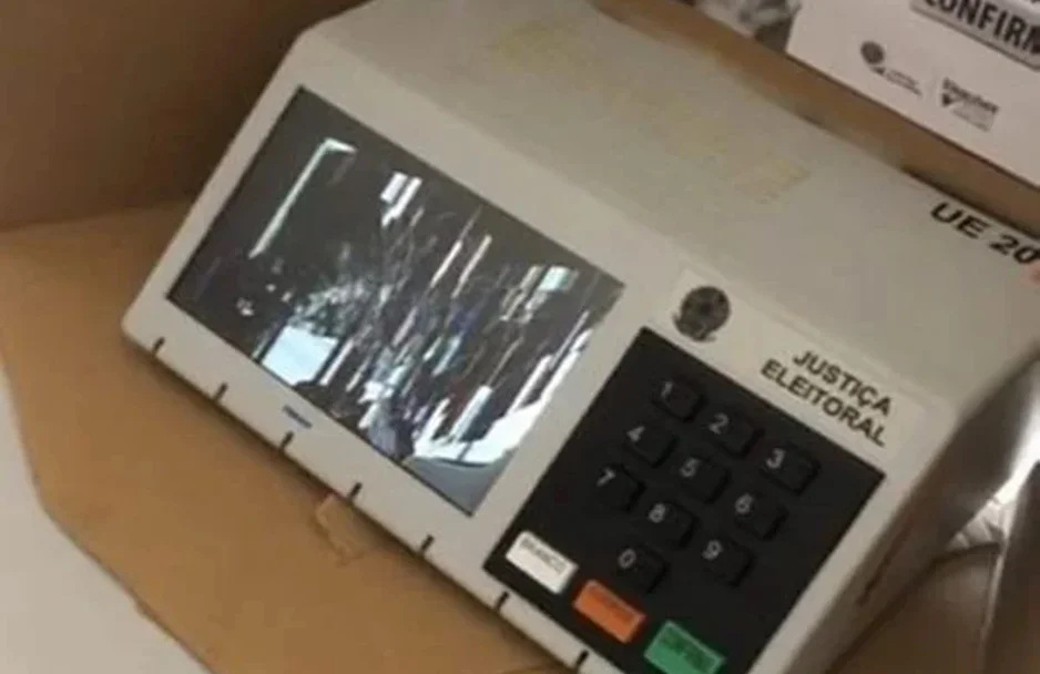 Urna eletrônica quebrada em Cajazeiras, Paraíba