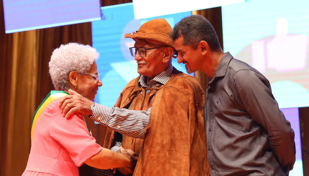 Vaqueiro recebe Medalha de Honra ao Mérito Renascença