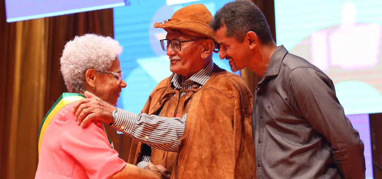 Vaqueiro recebe Medalha de Honra ao Mérito Renascença