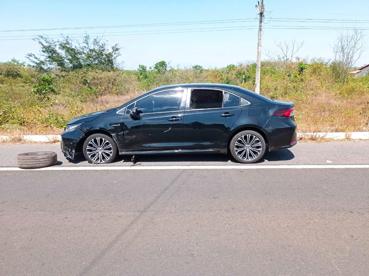 Veículo Corolla que colidiu em motociclista na BR 343 em Buriti dos Lopes
