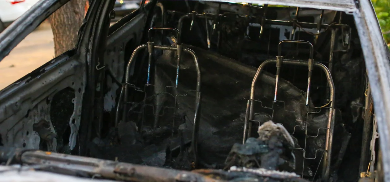 Veículo de passeio ficou destruído