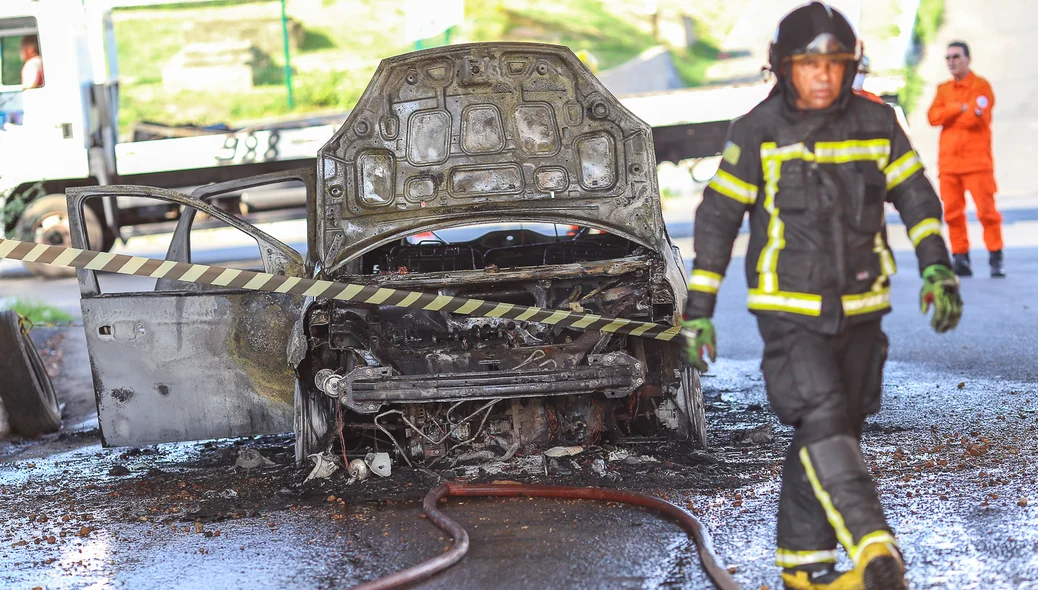 Veículo ficou completamente destruído após pegar fogo