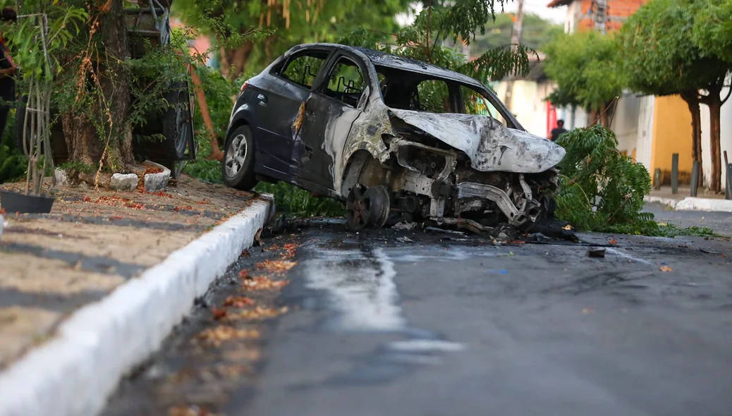 Veículo ficou destruído após pegar fogo