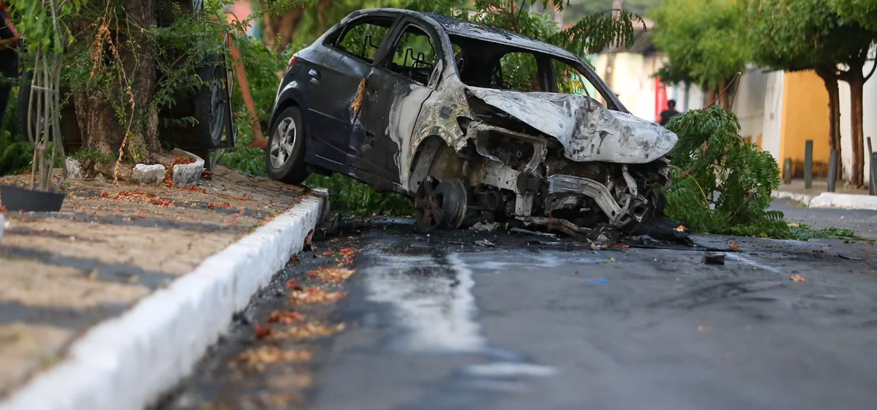 Veículo ficou destruído após pegar fogo