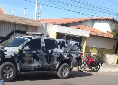Viatura da Força Tática do 2º BPM em frente ao comércio assaltado em Parnaíba