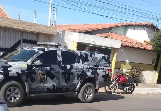 Viatura da Força Tática do 2º BPM em frente ao comércio assaltado em Parnaíba