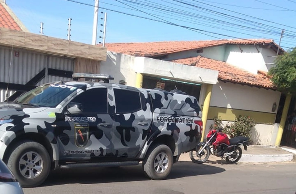 Viatura da Força Tática do 2º BPM em frente ao comércio assaltado em Parnaíba