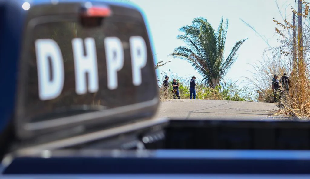 Viatura do DHPP no local do crime