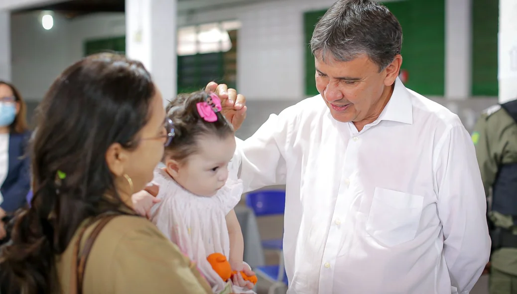 Wellington cumprimenta mãe e filha durante a votação