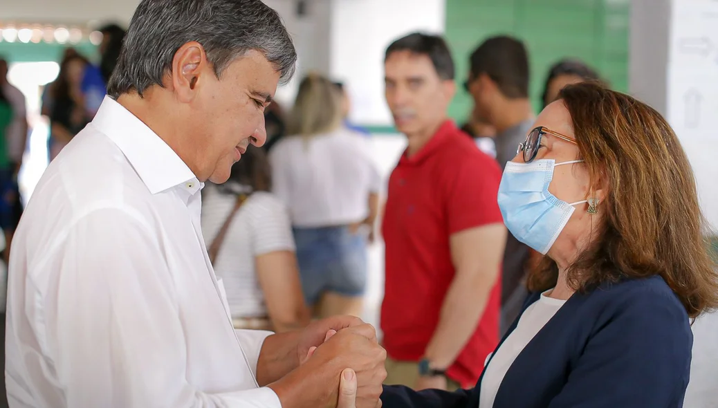 Wellington cumprimentando eleitora no local de votação