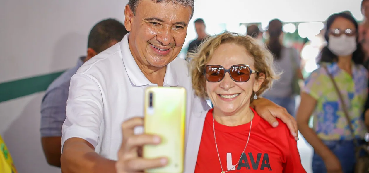 Wellington Dias ao lado de eleitores