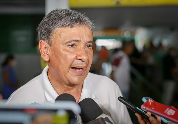 Wellington Dias fala com a imprensa