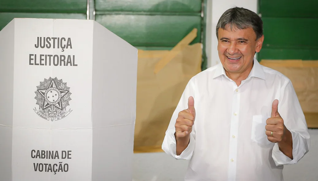 Wellington Dias vota em escola