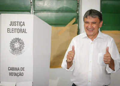 Wellington Dias vota em escola