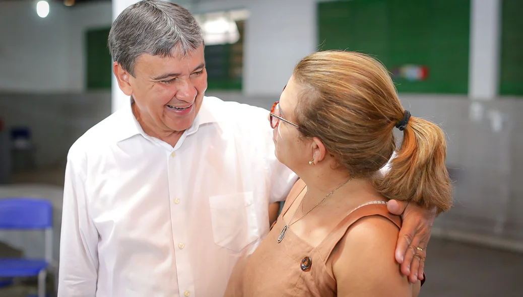 Wellington recebe carinho de eleitores no local de votação