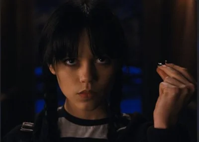 A atriz Jenna Ortega diz ter aprendido a estalar os dedos e levantar a sobrancelha durante as filmagens