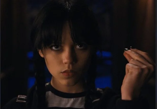 A atriz Jenna Ortega diz ter aprendido a estalar os dedos e levantar a sobrancelha durante as filmagens