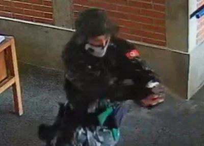 Adolescente vestido com uniforme com símbolo da suástica durante atentado