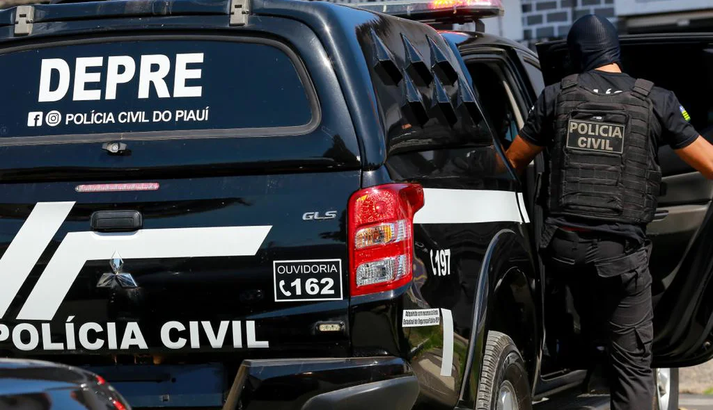 Agente da Polícia Civil na viatura da Depre