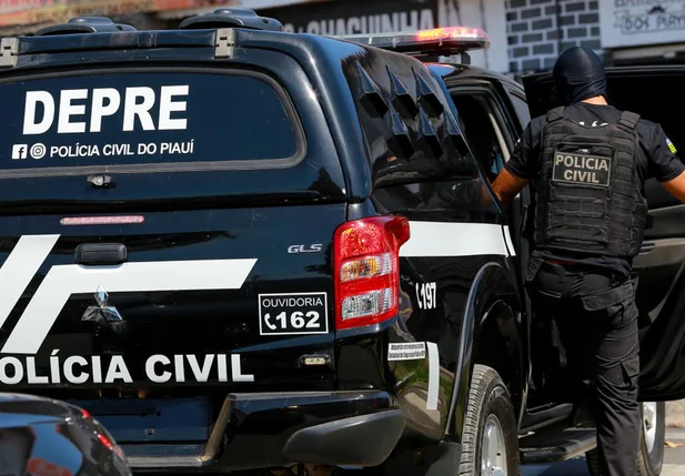 Agente da Polícia Civil na viatura da Depre