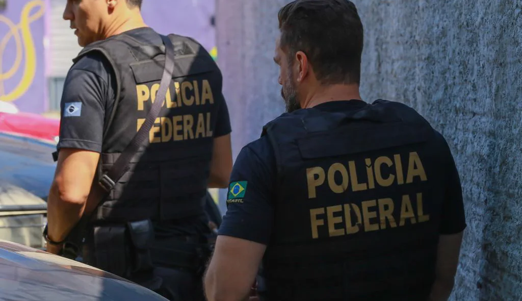 Agentes da PF em campo