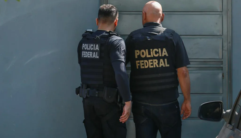 Agentes da Polícia Federal em campo