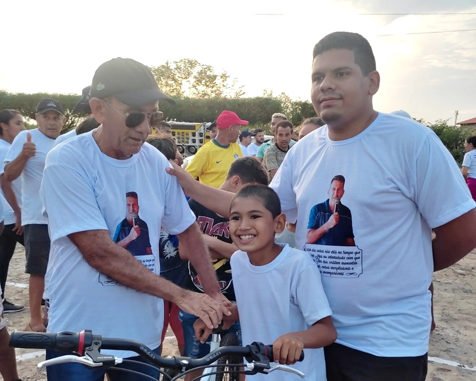 Alandelon Araújo sorteou duas bicicletas na pedalada