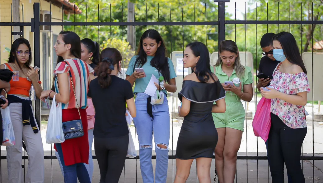 Alunos aguardam a abertura dos portões