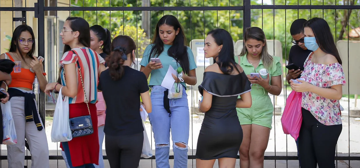 Alunos aguardam a abertura dos portões