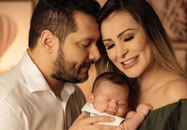 Andressa Urach, o esposo Thiago Lopes e o filho recém-nascido