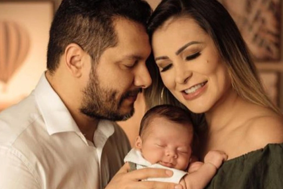 Andressa Urach, o esposo Thiago Lopes e o filho recém-nascido