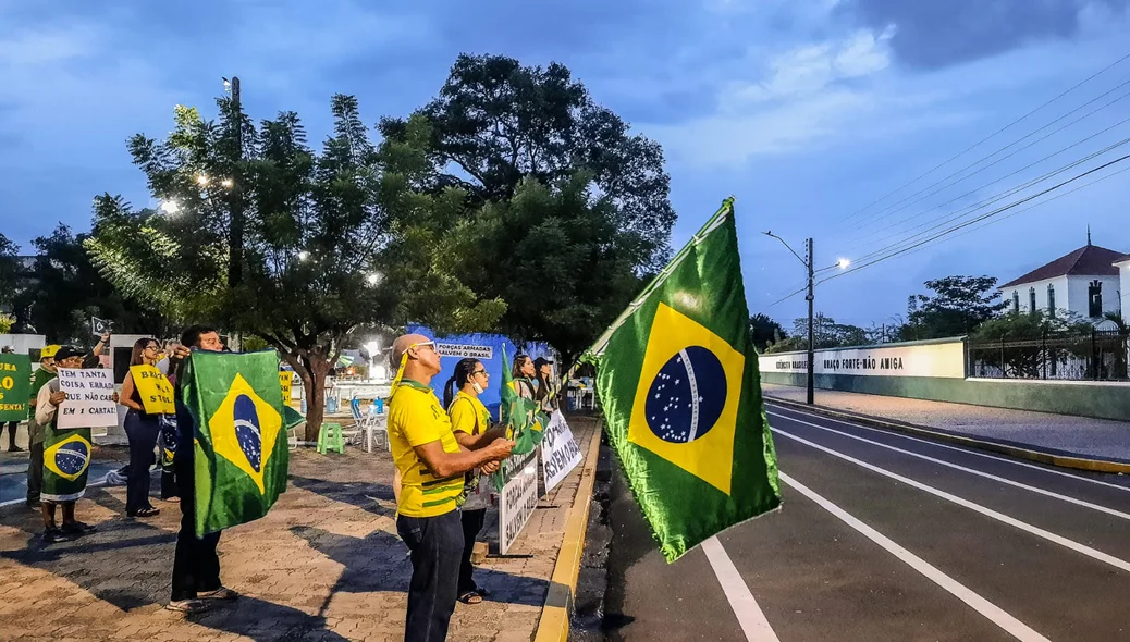 Apoiadores de Bolsonaro em frente ao 25º BC