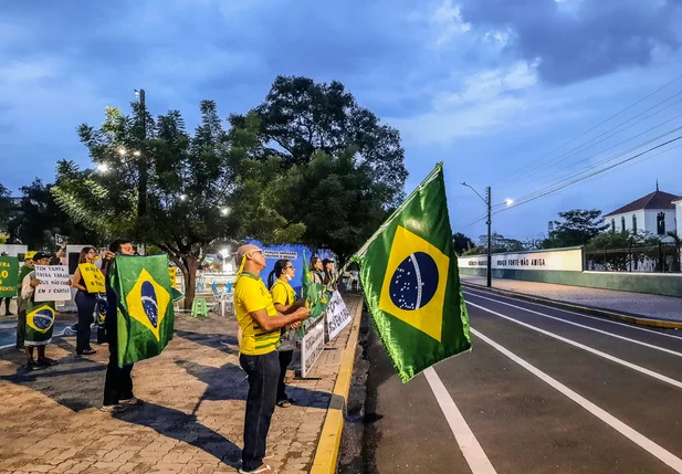 Apoiadores de Bolsonaro em frente ao 25º BC