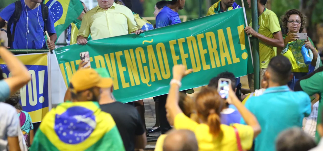 Apoiadores de Bolsonaro levaram bandeiras e faixas