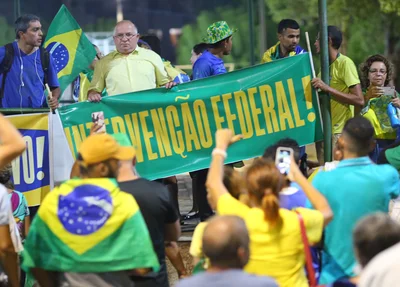 Apoiadores de Bolsonaro levaram bandeiras e faixas