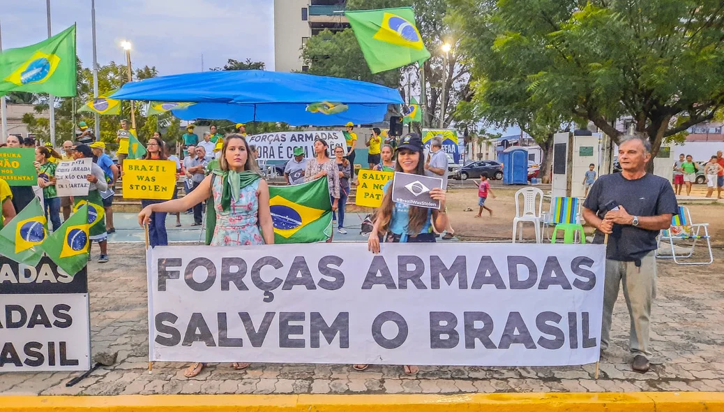 Apoiadores de Bolsonaro pedem apoio das Forças Armadas