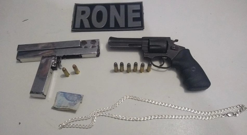 Armas e munições apreendidas pelo RONE no Monte Horebe