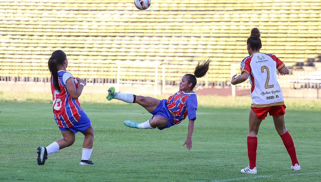 Atleta tentou um voleio