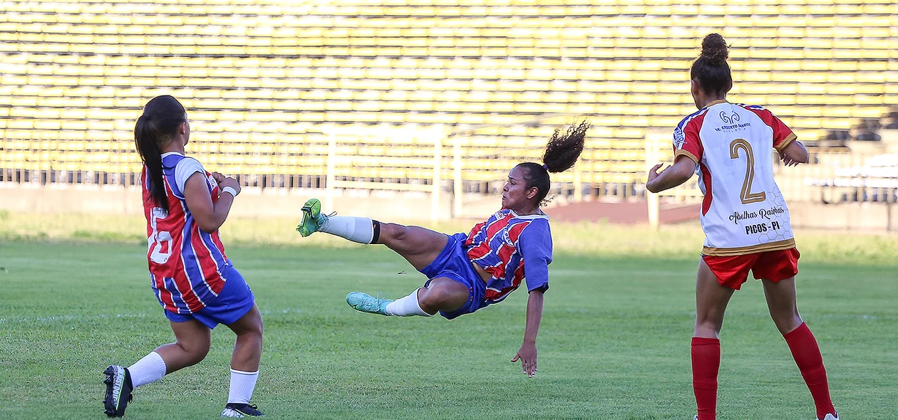 Atleta tentou um voleio